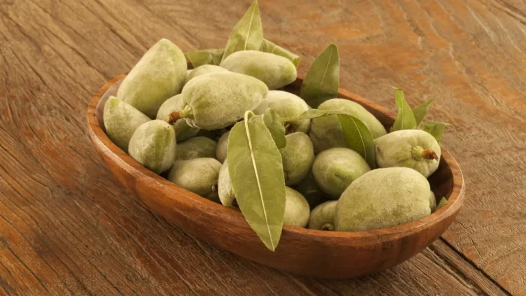 8 benefits of green almonds to make you want them more