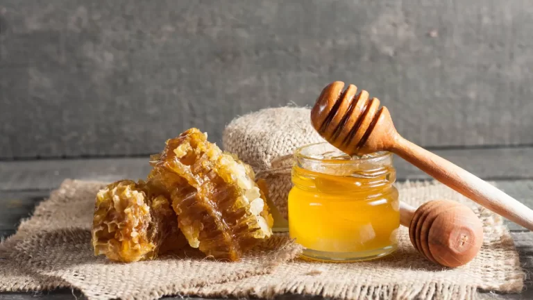 These 5 benefits of honey make it a sweet treat in monsoon