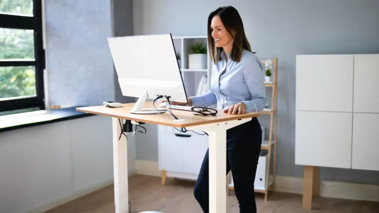 Standing desk: 3 health benefits of these flexi workstations