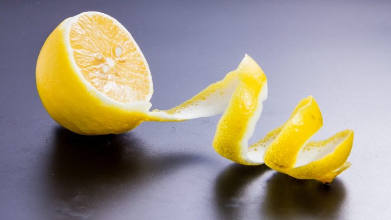 Here’s how to use lemon to get a naturally glowing skin