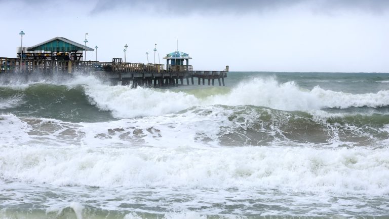 Hurricane Nicole: Travel impact in Florida