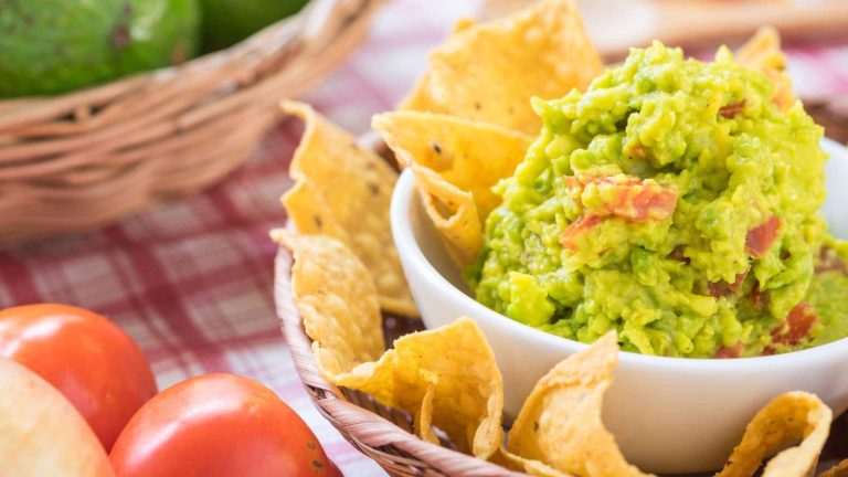 Know how to make the authentic Mexican guacamole