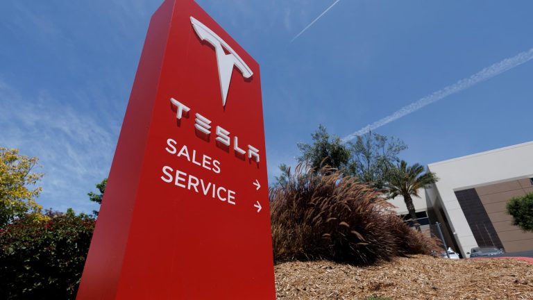 Oppenheimer downgrades Tesla, says Elon Musk’s handling of Twitter could hurt electric vehicle maker