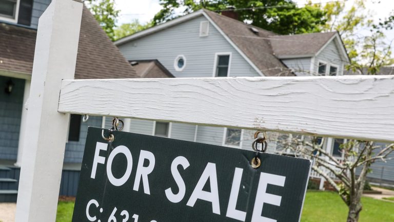 Mortgage demand inches higher as interest rates move lower