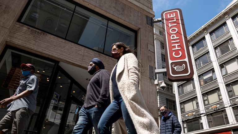 Wall Street loves this fast-casual restaurant, despite a looming recession