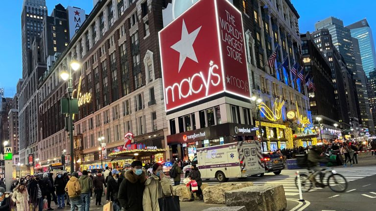 Macy’s warns holiday-quarter sales will come in light