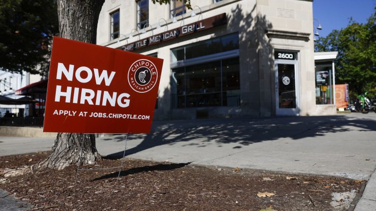 Chipotle hiring 15,000 restaurant workers ahead of busy spring months