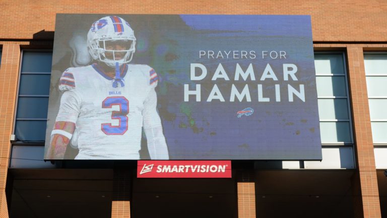 Damar Hamlin’s breathing tube removed, told teammates ‘Love you boys’ over FaceTime, Bills say