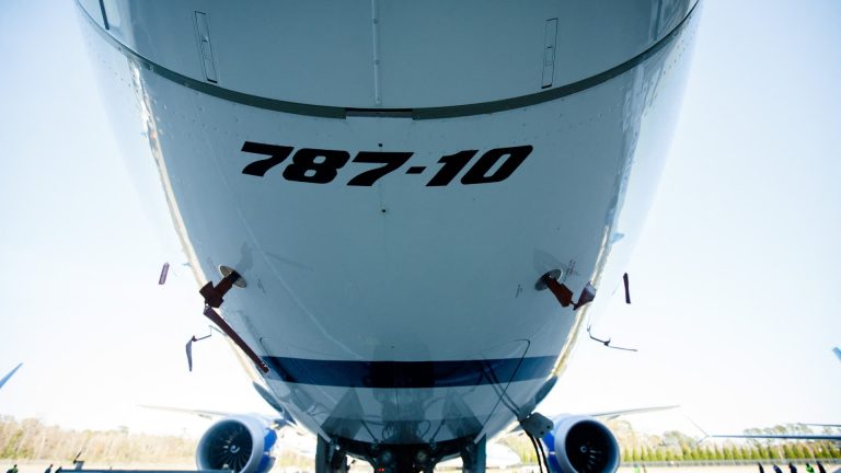 Boeing temporarily halts delivery of 787 Dreamliners