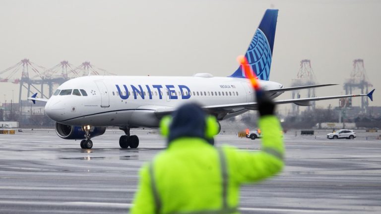 United Airlines forecasts first-quarter loss