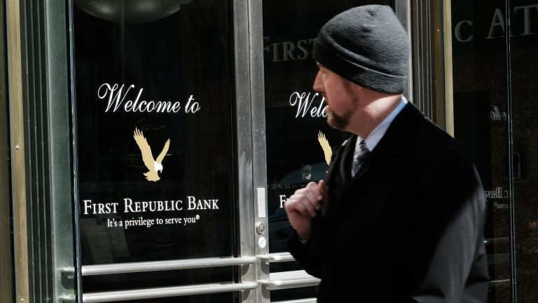 Congress reacts to bank failure