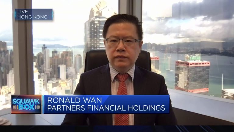 Travel outlook: Bank holding company discusses why many Chinese are staying home