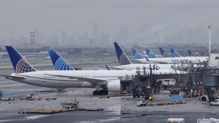 United gives 30,000 frequent flyer miles to travelers hit by delays