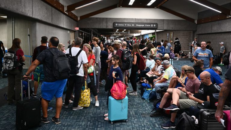Airlines add flights to get travelers off Maui