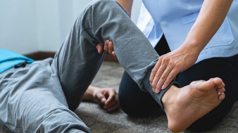 World Physical Therapy Day 2023: Physiotherapy to reduce knee pain