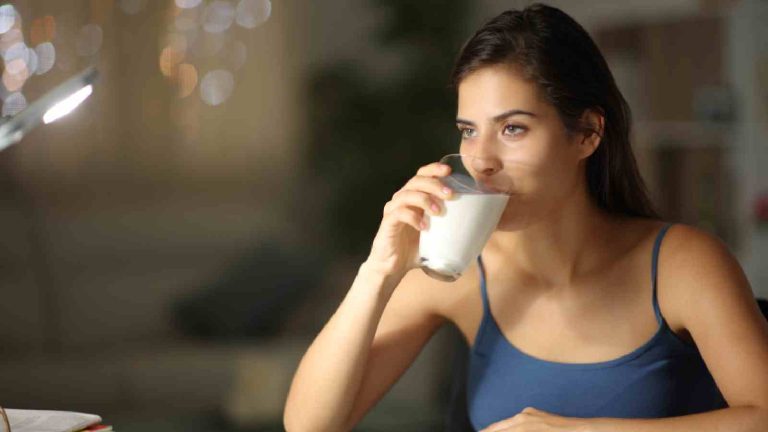 Drinking milk at night: Benefits and side effects for health