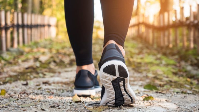 Silent walking: What is this viral trend for wellness?